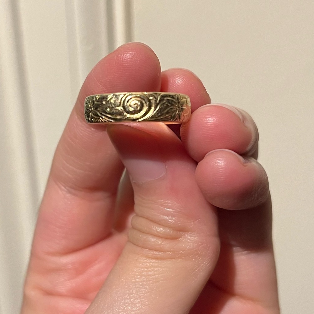 Gold ring with floral patterns